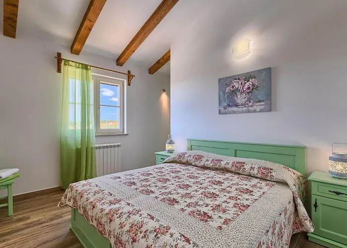 Loverka Nyaraló Póla